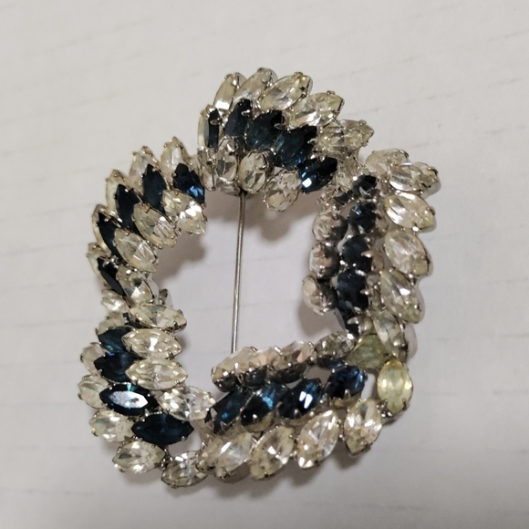 Silver tone vintage brooch pin with blue and white rhinestone - Picture 3 of 4